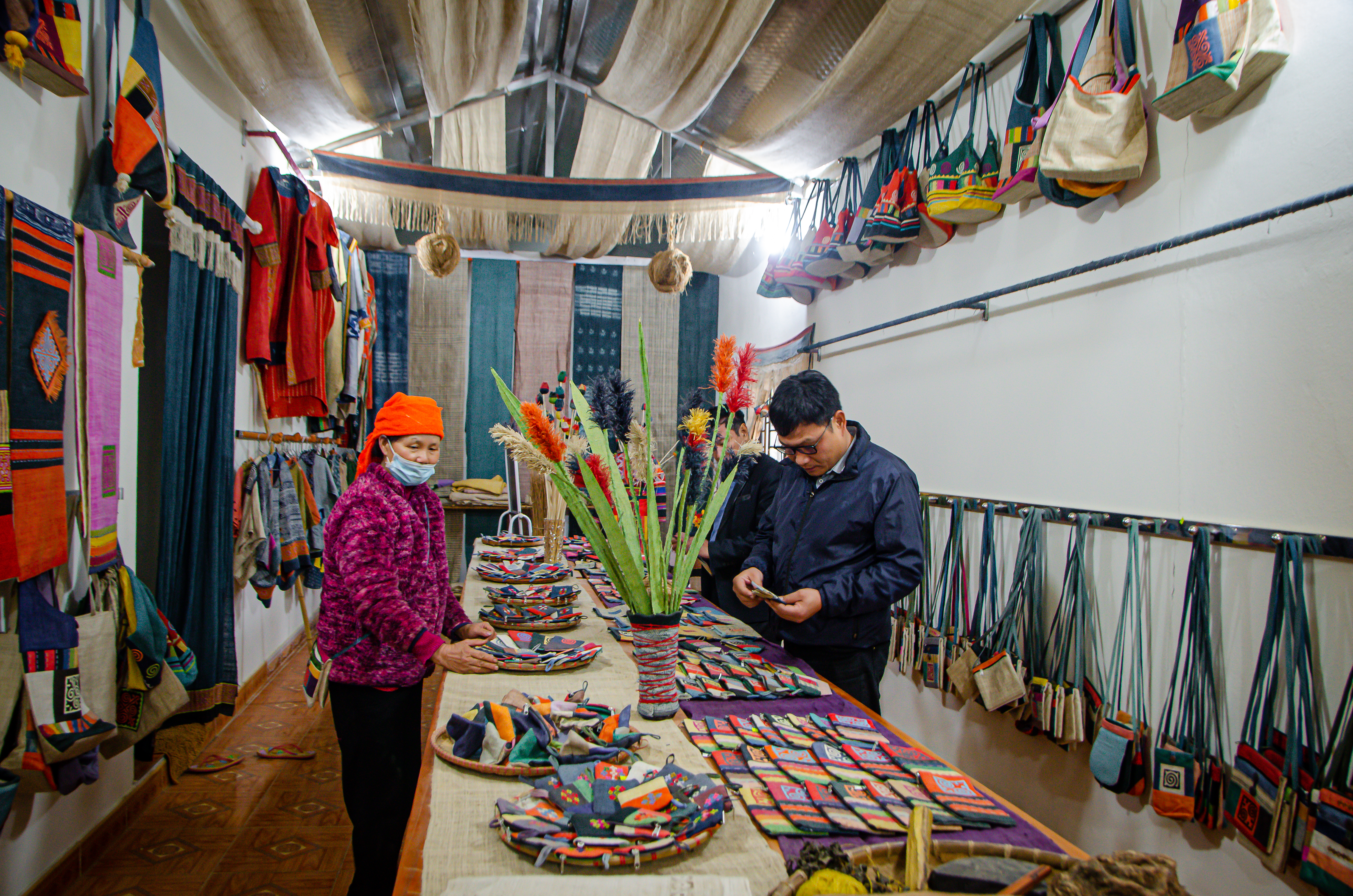 Độc đáo nghề dệt vải lanh ở Lùng Tám